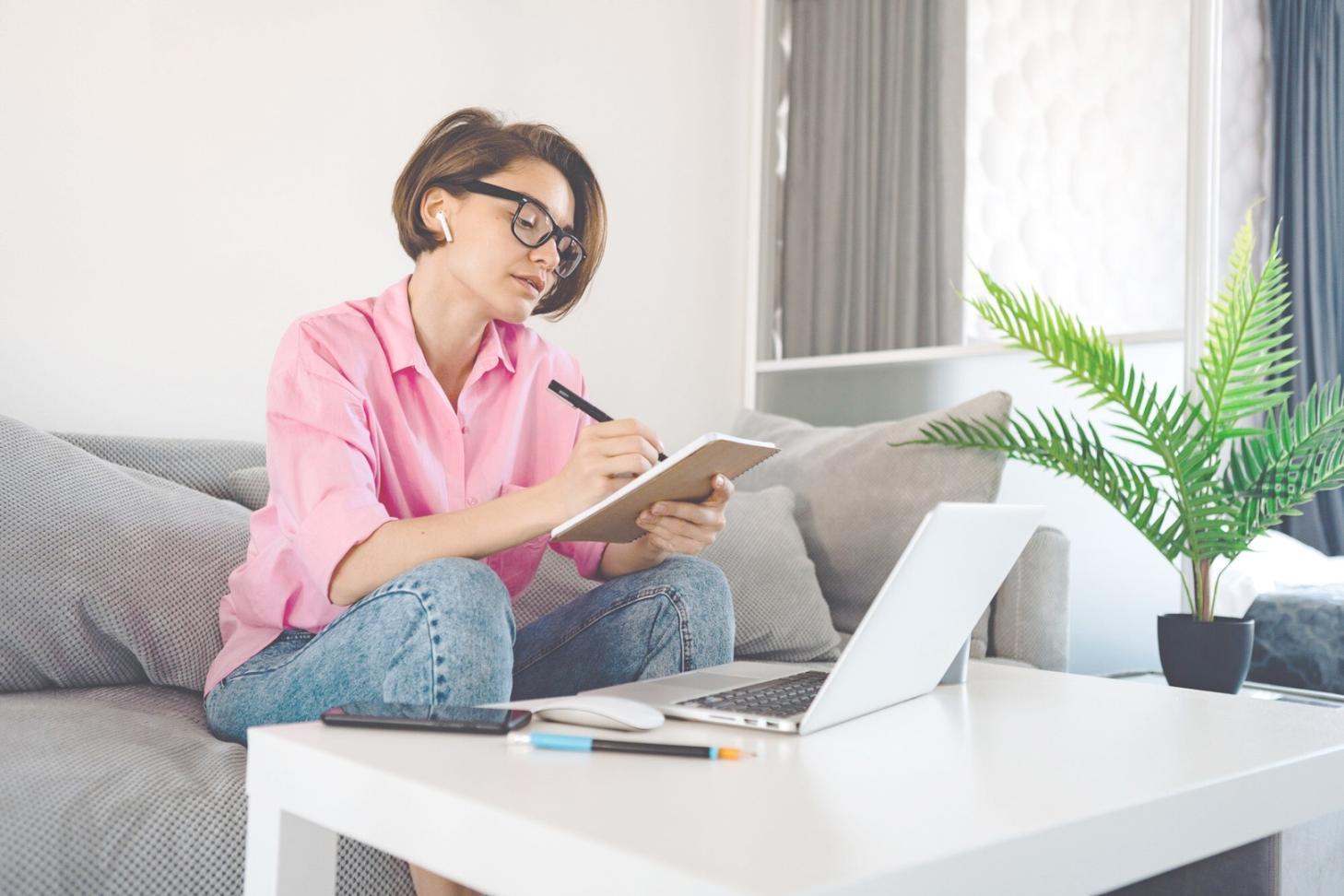 Espacio de aprendizaje financiero donde los participantes desarrollan habilidades de gestión presupuestaria