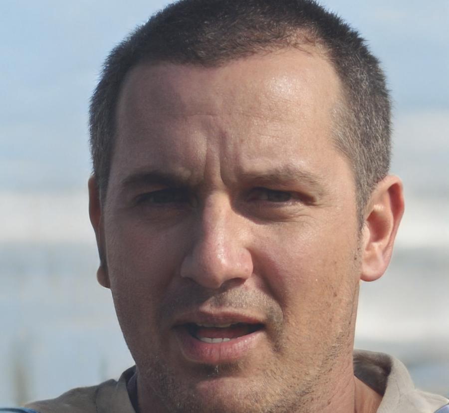 Retrato profesional de Iñaki Lezama, coordinador de contenidos educativos