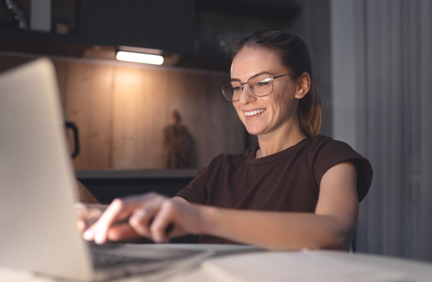 Persona revisando presupuesto familiar en casa